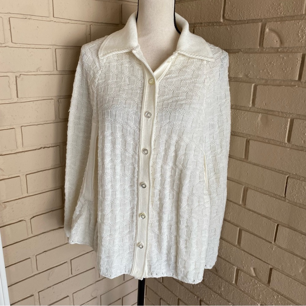 Vintage Crochet Cape Rosanna wintuk yarn button Front MOD 60’s Grannycore